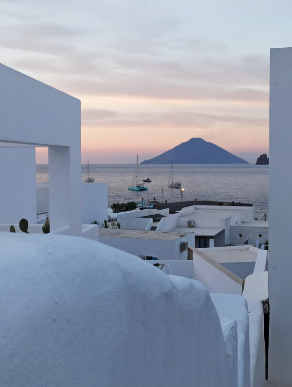 Nella Terra dei Ciclopi                 ( Isole Eolie - Stromboli) - immagine 2