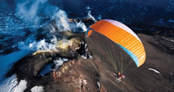 Volando sul fuoco                                                              (Catania)